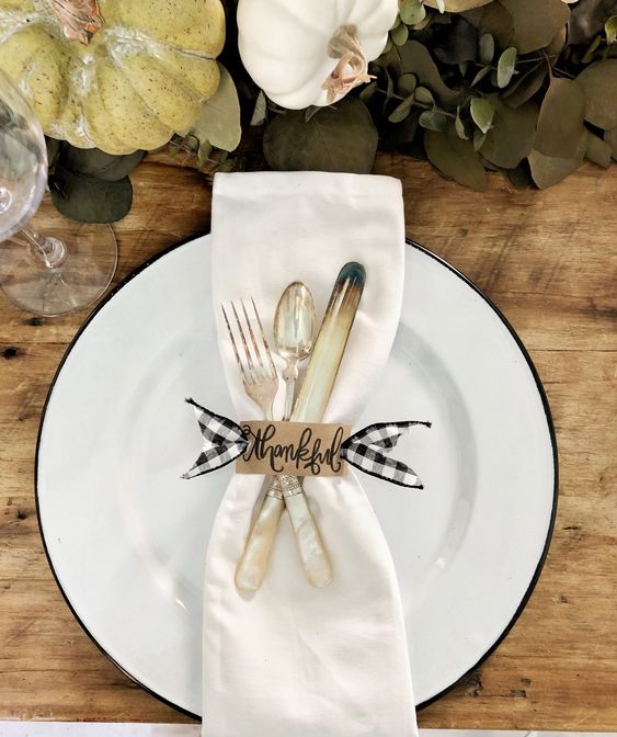10 Beautiful & Simple Holiday Place Settings